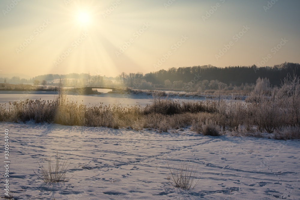 Fototapeta premium Morgensonne in frostiger Winterlandschaft