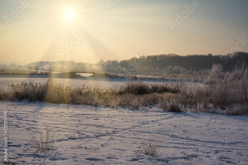 Morgensonne in frostiger Winterlandschaft