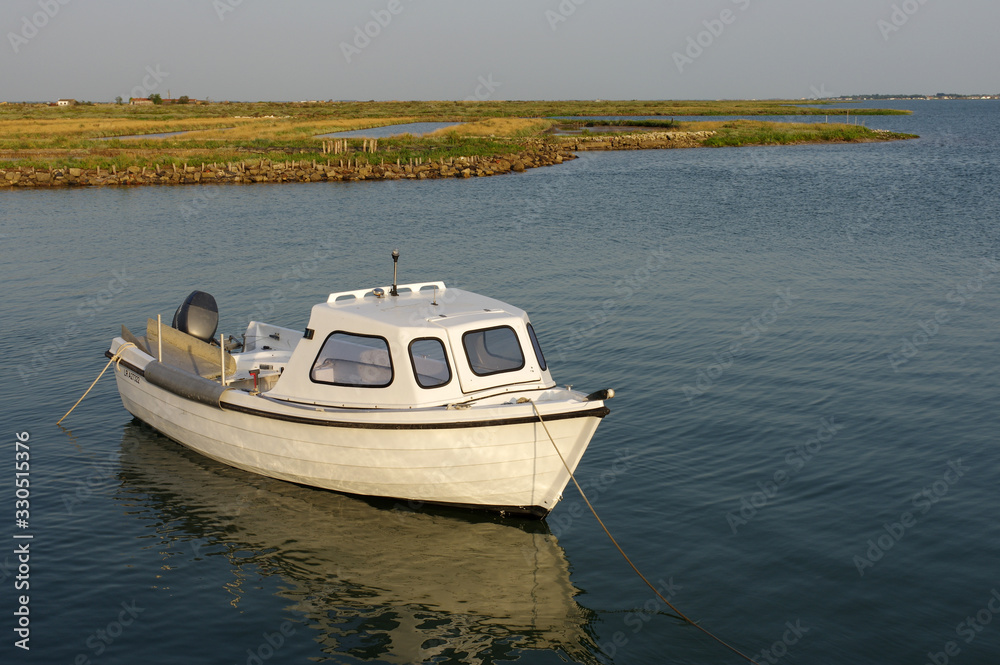 Lumière du soleil couchant sur un bateau sur l'île d'Oléron
