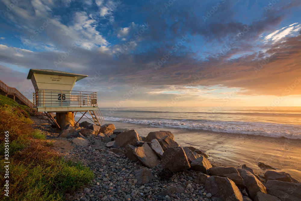 Sunset at beach od West Coast in California with lifeguard tower, USA - obrazy, fototapety, plakaty 