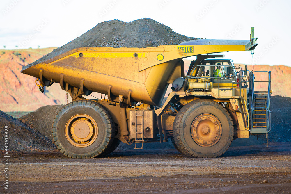 Obraz premium Dump truck on iron mine