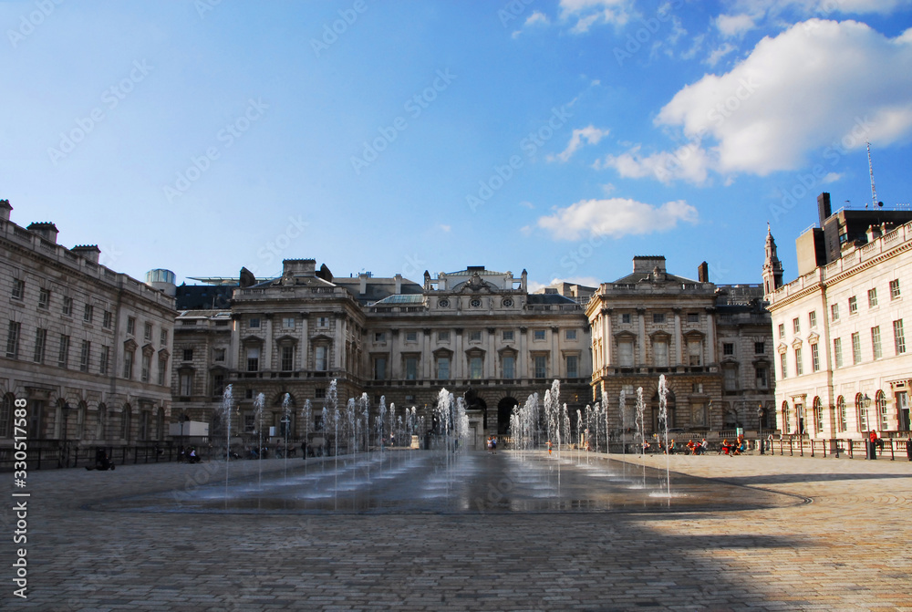 Somerset House（サマセット・ハウス）の賑わう噴水
