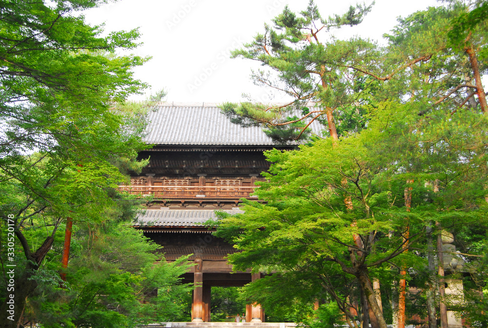 南禅寺の山門と青紅葉 南禅寺の山門と青紅葉
