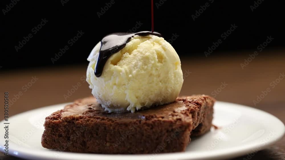 Brownie com sorvete de creme e calda de chocolate