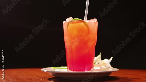 drink alcoolico vermelho com limão photo