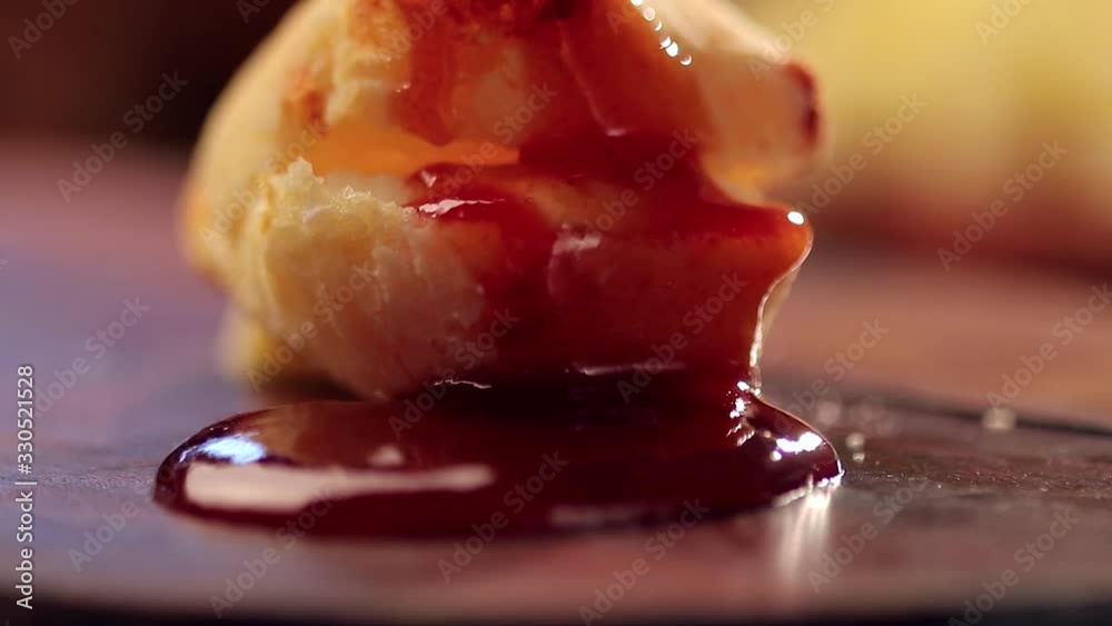 pão de queijo com queijo e goiabada, romeu e julieta