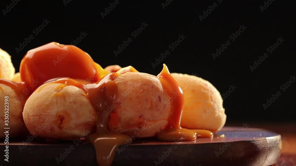 pão de queijo com doce de leite