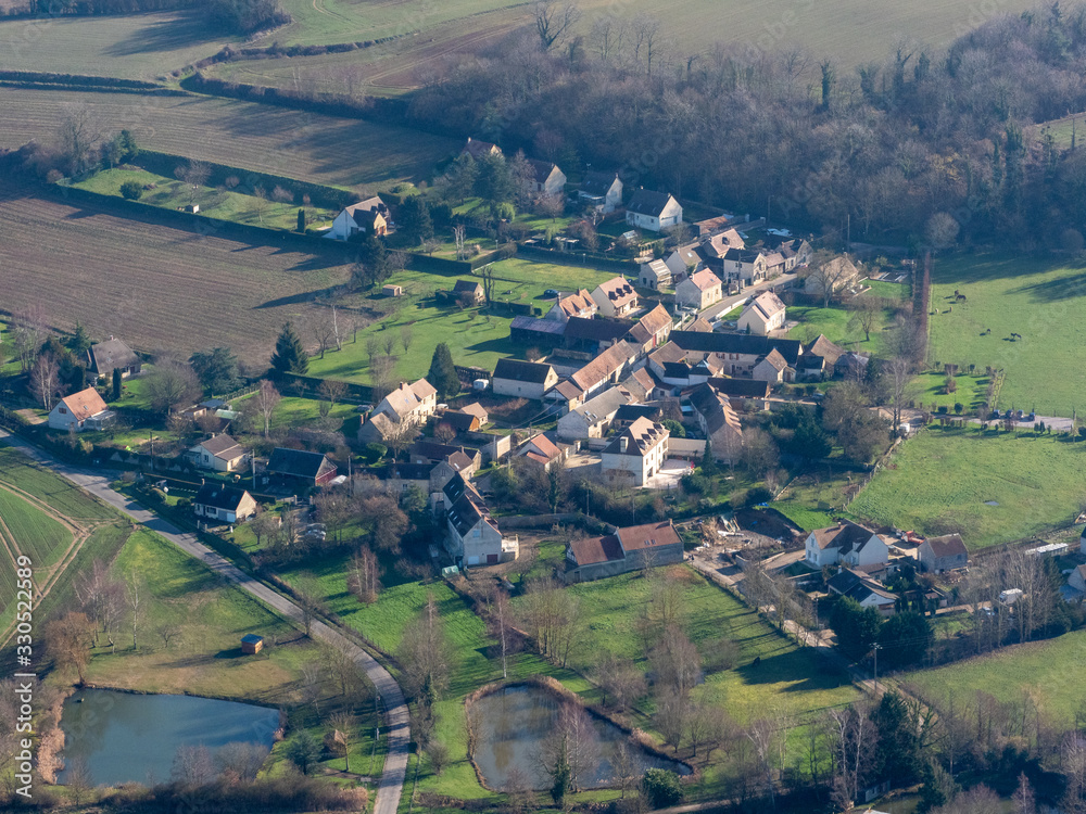 vue aérienne du village de Monts dans l'Oise en France