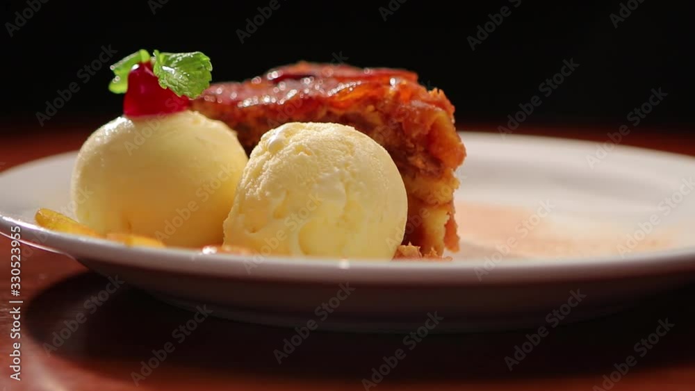 Torta de maçã com sorvete de creme