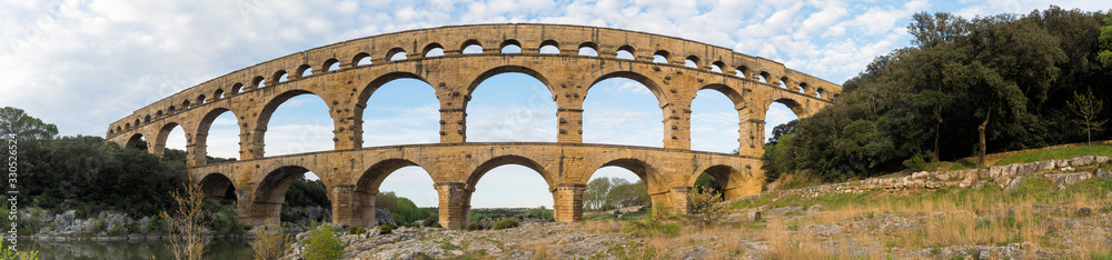 Panorama du pont du Gard - patrimoine mondial de l'Unesco - aqueduc