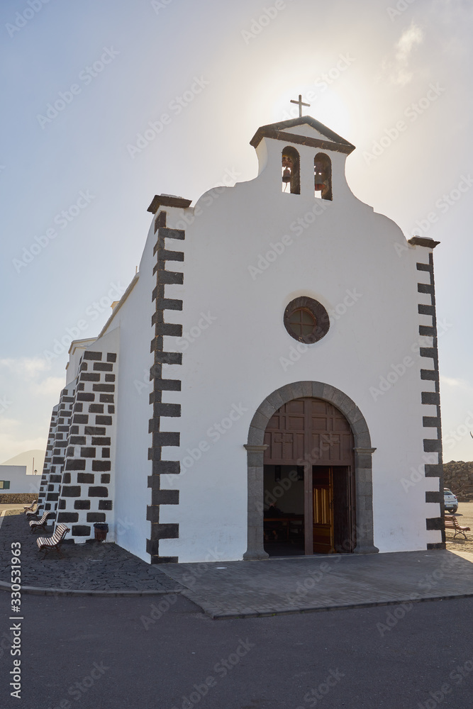 Kleine katholische Kirche nordöstlich der Feuerberge  am Ort Tinajo auf der Kanareninsel Lanzarote