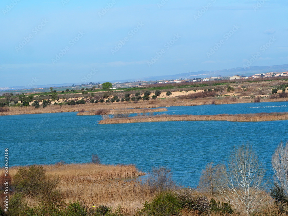 aguas azul del lago de ivars y vila sana, lerida, españa, europa