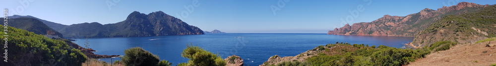 Panoramique sur la côte Corse, terre de contraste