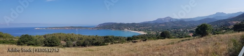 Panoramique sur la côte Corse et ses montagnes