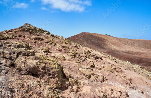 Der Vulkan Montana Roja de Playa Blanca mit einer Höhe von 194m auf der Südwestspitze der Kanareninsel Lanzarote 