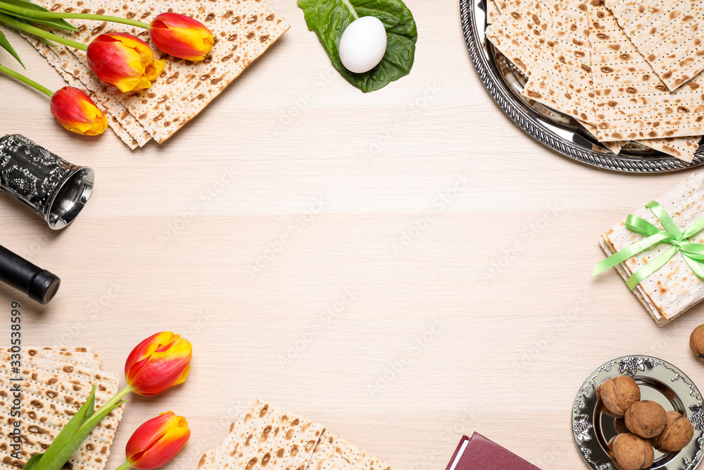 Flat lay composition with symbolic Pesach (Passover Seder) items on wooden table, space for text - obrazy, fototapety, plakaty 