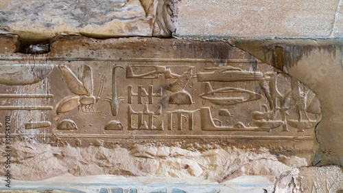 Fotografía Mysterious symbols on the ceiling beam in the temple of Seti I in Abydos