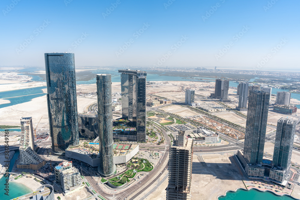 Obraz premium Aerial high shot of Al Reem island Sun and Sky towers, Gate towers and other landmarks in Abu Dhabi city, UAE