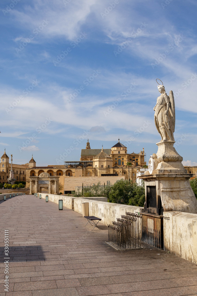 Obraz premium Empty Roman Bridge of Cordoba during Coronavirus outbreak in Spain