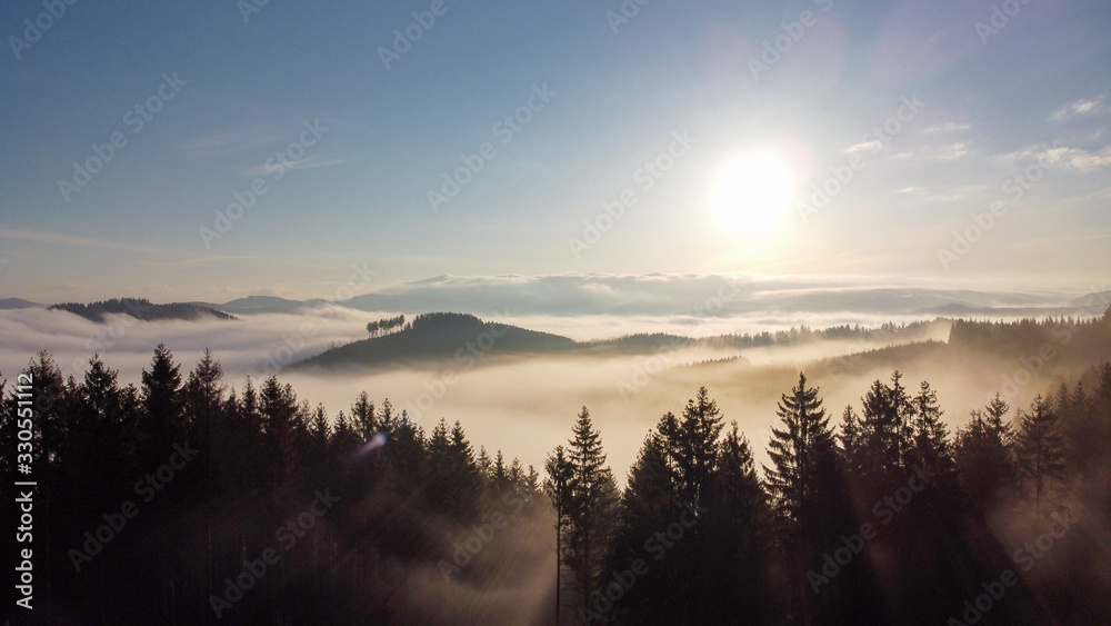 Fototapeta premium Sonnenaufgang mit Nebel im Sauerland