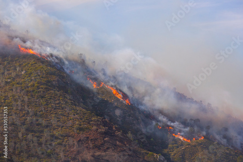 Dramatic wildfire with gale force winds on Lion's Head Mountain, Cape Town. © Global News Art