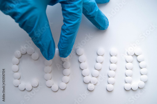 лекарства доктор раскладывает таблетки на белом фоне