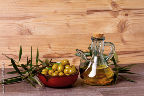 Aceitera con aceite de oliva virgen con aceitunas frescas 