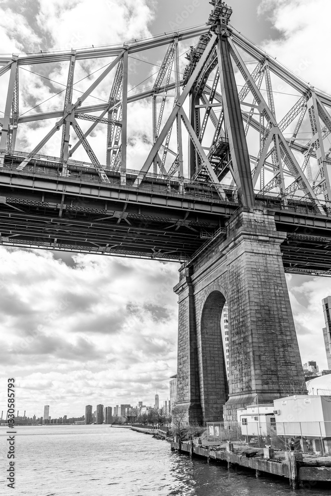 Fototapeta premium black and white bridge in new york city