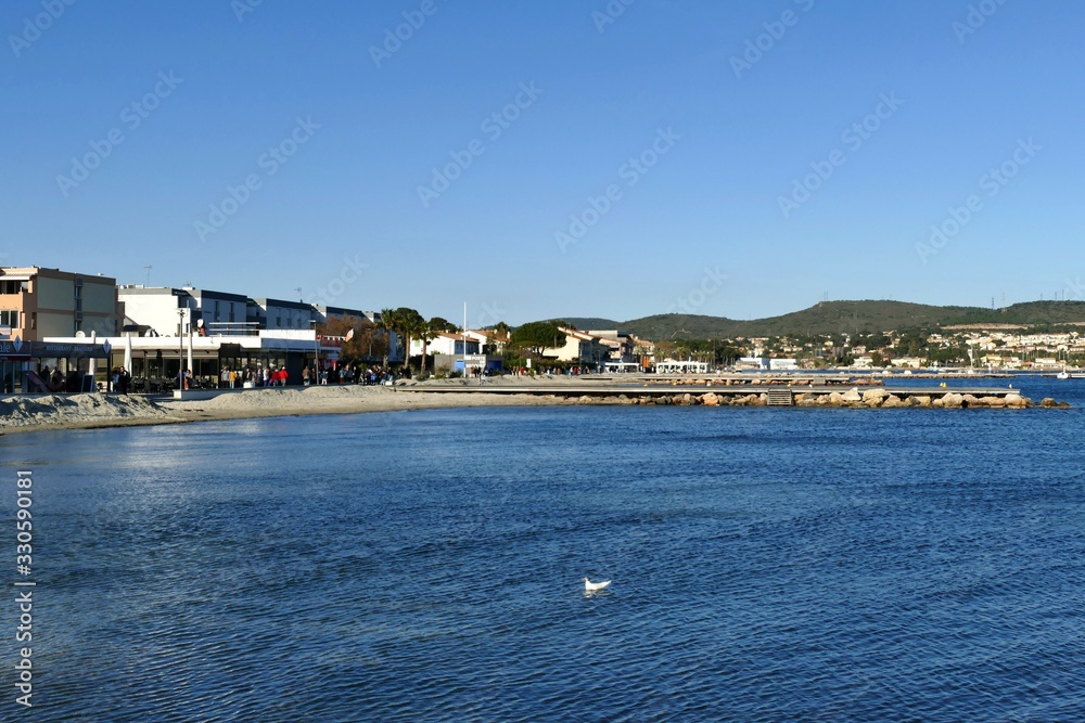 La plage du village de Balaruc-les-Bains au bord de l’étang de Thau