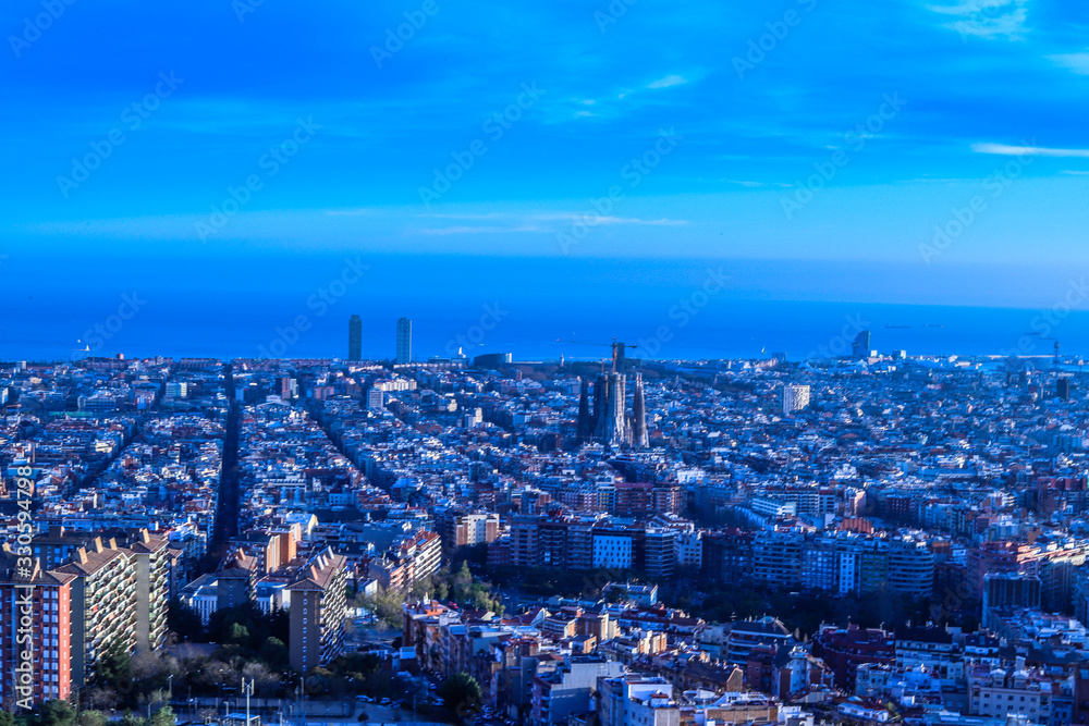 Vista do alto de Barcelona (Espanha) em um lugar turístico com vista para o mar