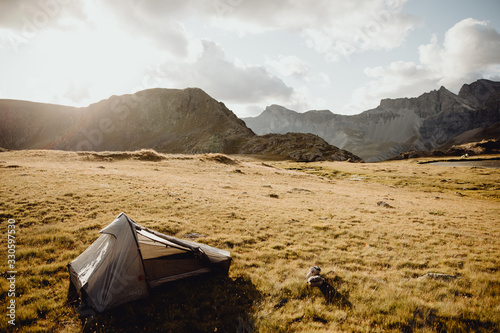 Admirer le coucher de soleil et dormir dans une tente © lorabarra