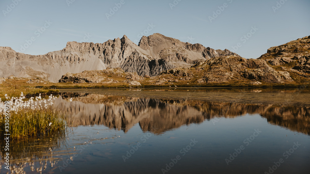 Effet miroir des montagnes dans le lac - Parc National du Mercantour