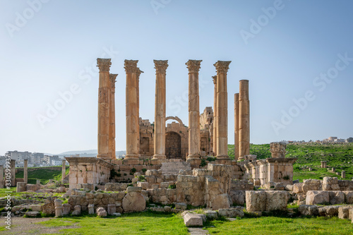 Canvas Print View on the Temple of Artemis at historical Roman site of Gerasa, Jerash, Jordan