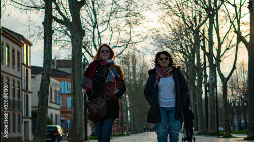 mujeres, turistas, anteojos de sol, pelirroja, parque, soleado, contraluz, verano, atardecer, abrigo, pañuelo