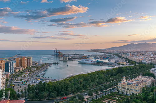 Vista panorámica del Puerto de Málaga desde Gibralfaro.