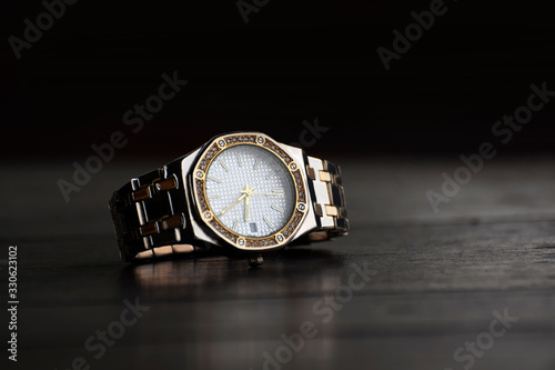  Jewelry watch It is a wrist watch that is expensive and expensive.