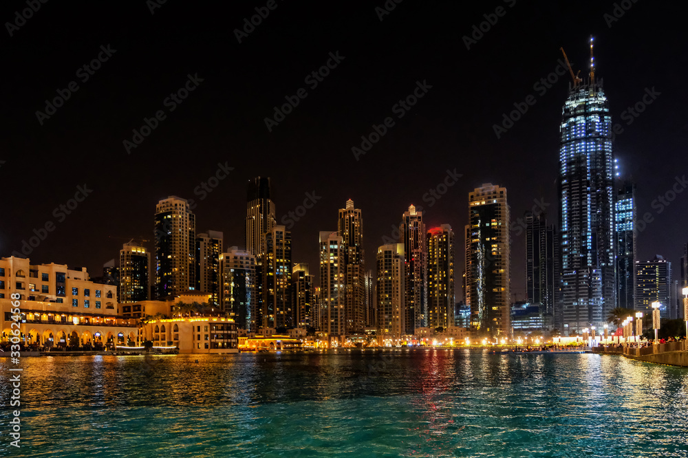 Obraz premium Dubai Skyline at night in may 2019