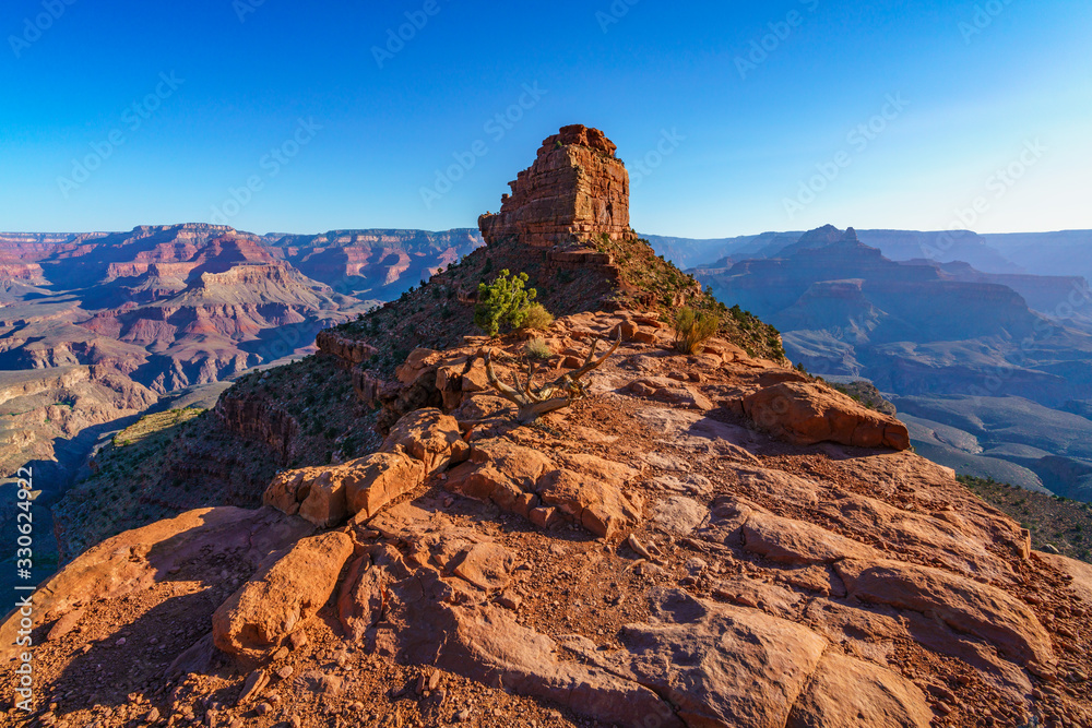 Obraz premium hiking the south kaibab trail at cedar ridge in grand canyon national park, arizona, usa