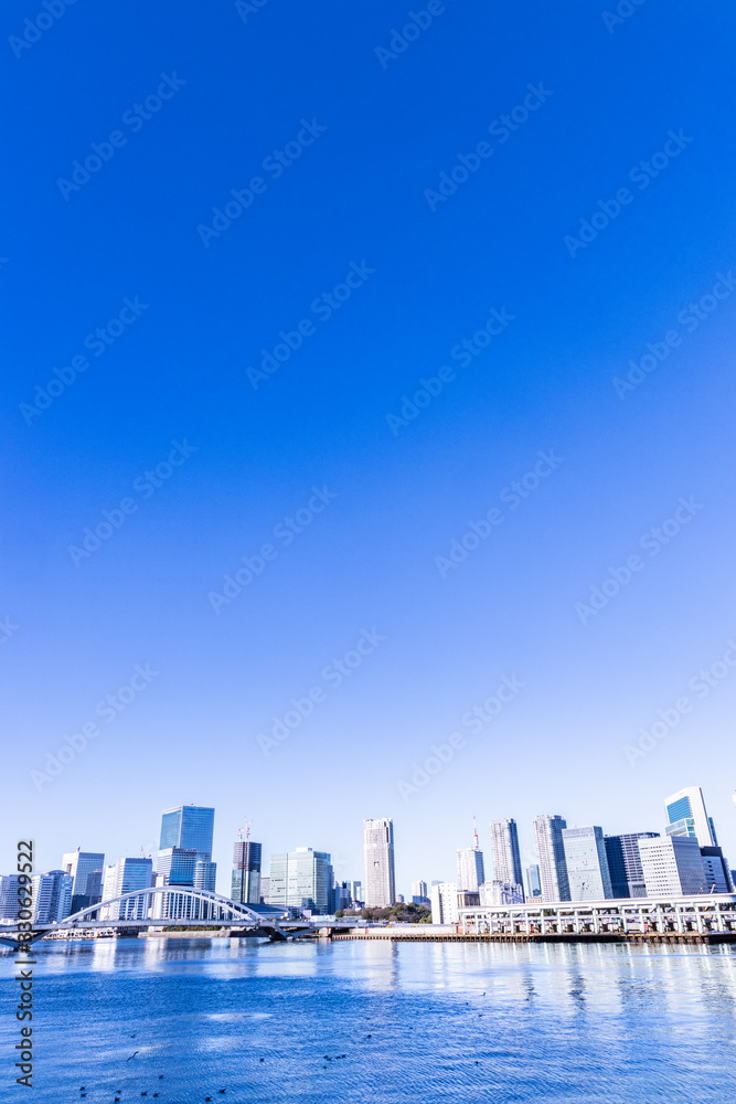 青空の東京ビル街