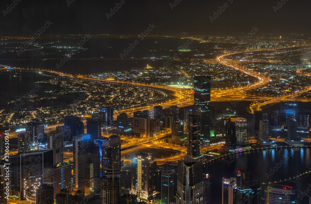 Fototapeta premium DUBAI, ZJEDNOCZONE EMIRATY ARABSKIE - MAJ 2019: wieżowiec Burj Khalifa w Dubaju, Zjednoczone Emiraty Arabskie. Jest to najwyższa sztuczna konstrukcja na świecie, mierząca 829,8 m, 2722 ft