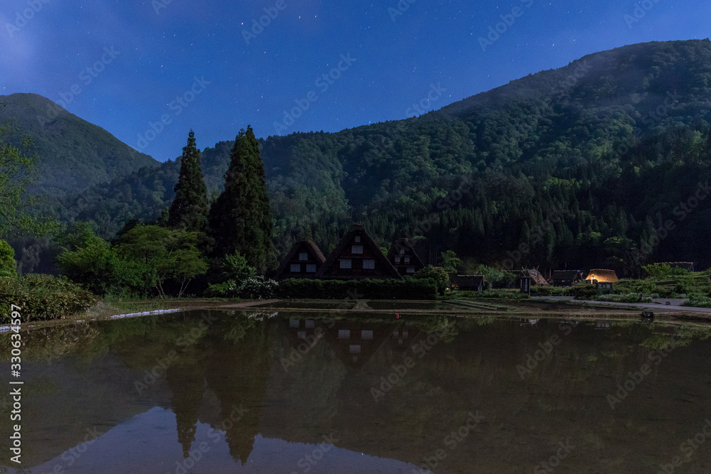 Fototapeta premium 初夏の夜、白川郷の水鏡を見に行かないかい？