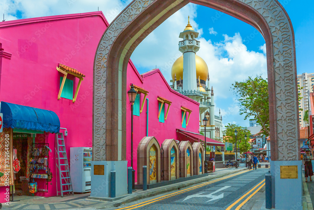 Obraz premium Masjid Sultan mosque and murals on Arab Street in the Malay Heritage District, Singapore