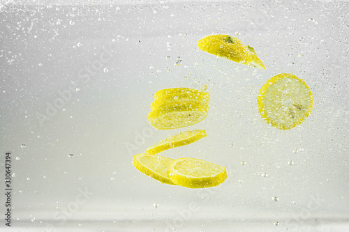 Canvas-taulu Lemons in soda water / seltzer