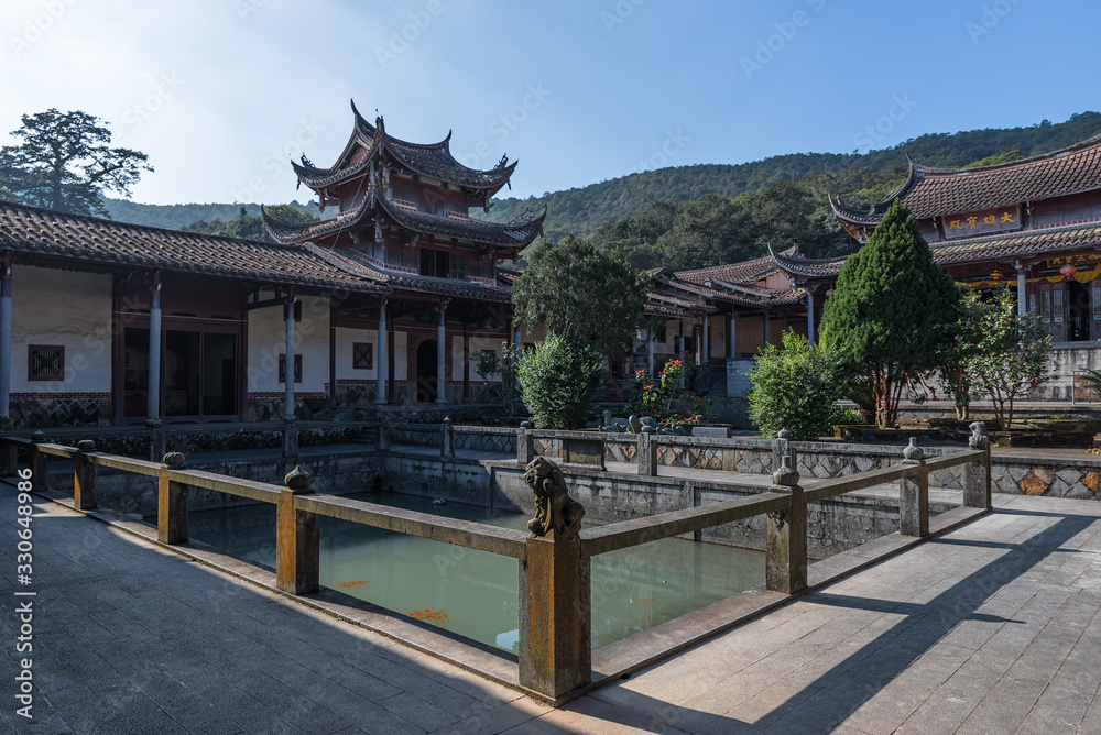 Naklejka premium Ancient and artistic Chinese temples