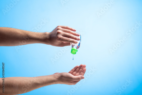 Manos con gel anitibacterial