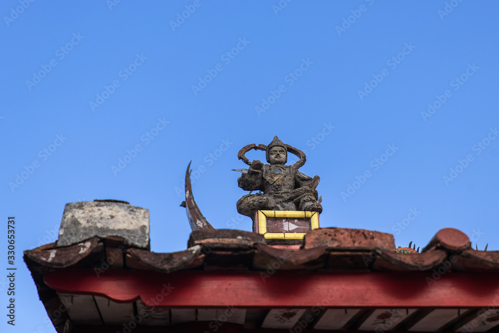 Some stone statues and artistic decorations in Chinese traditional temples