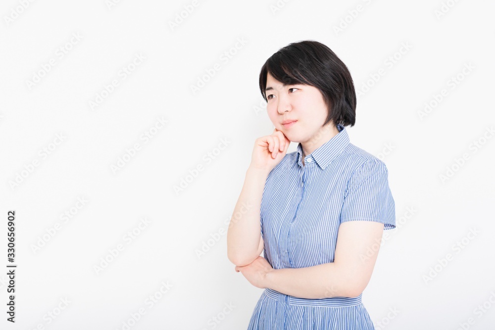 考え事をするワンピースを着た女性