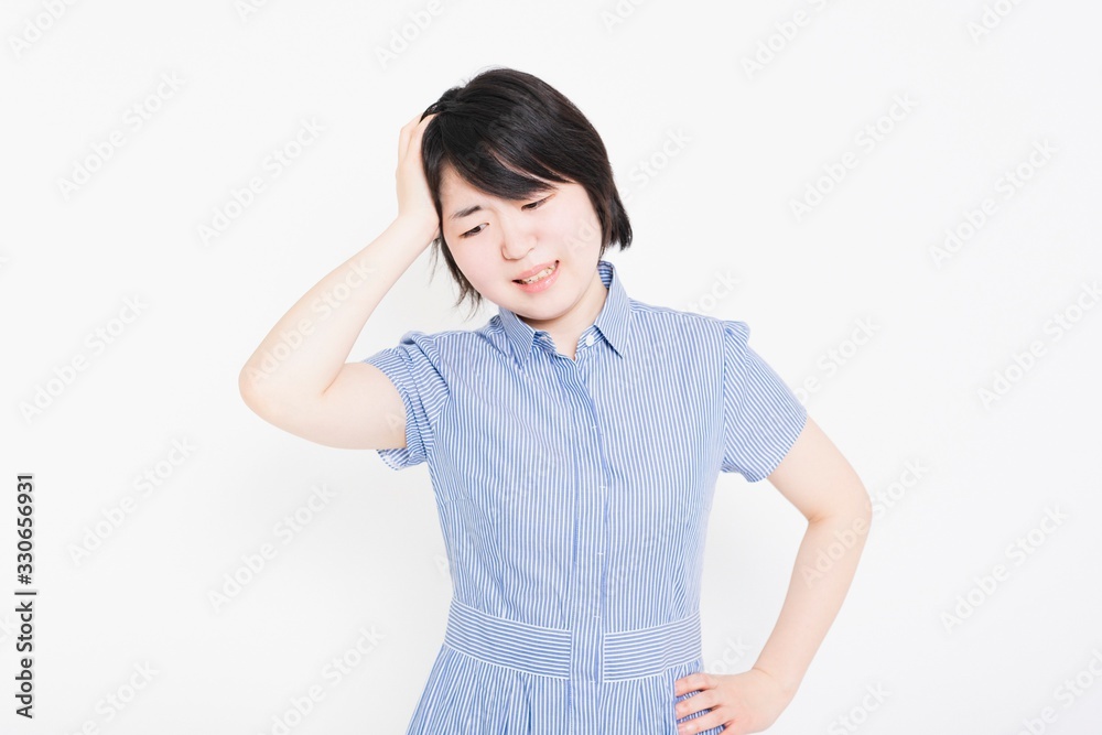 考え事をするワンピースを着た女性 考え事をするワンピースを着た女性