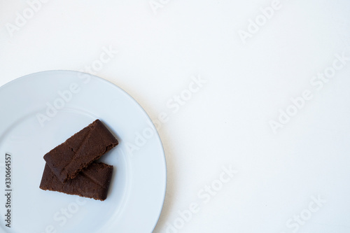 Fotografie chocolate cookie on a white dish