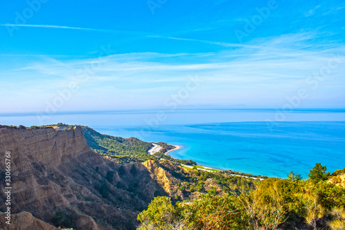 The High Ridge starts from the east of the cliff, which the Anzacs call Razor Edge, and continues 900 meters northeast.